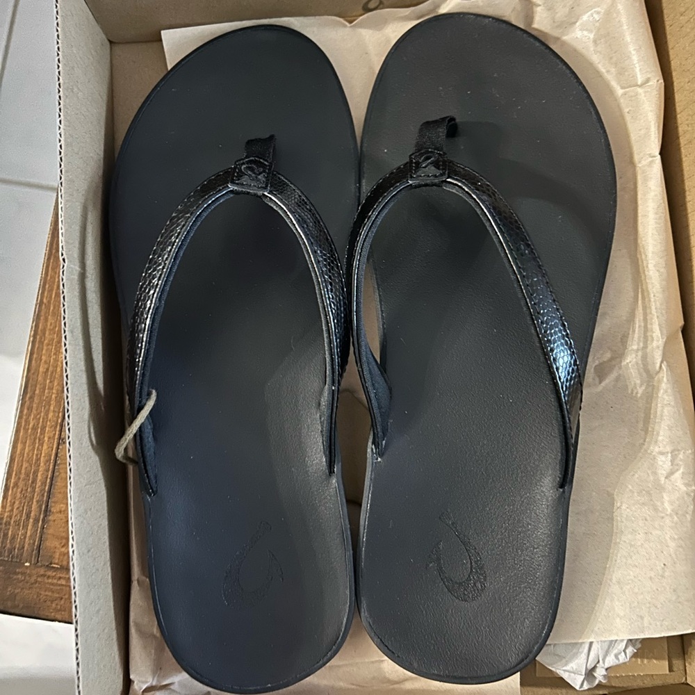 NWT Women’s OluKai Puawe Black Sandals Size 6